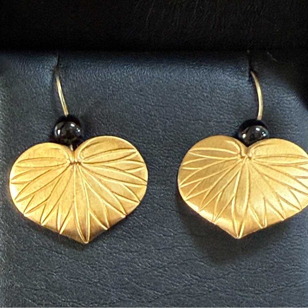 Vintage Lotus Leaf Brushed Gold Tone and Black Bead Earrings - Picture 2 of 8